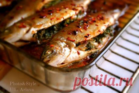 Форель, запечённая с ароматными травами (из абхазской кухни).