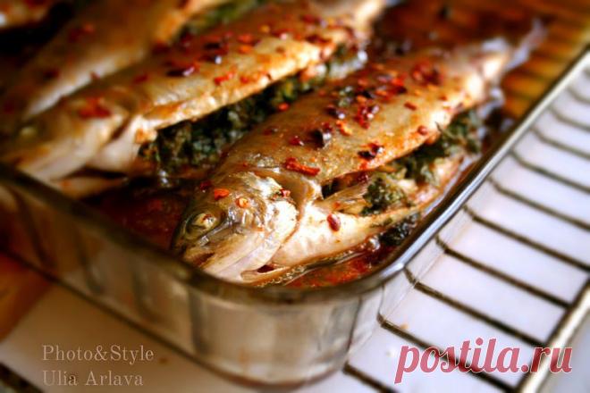 Форель, запечённая с ароматными травами (из абхазской кухни).