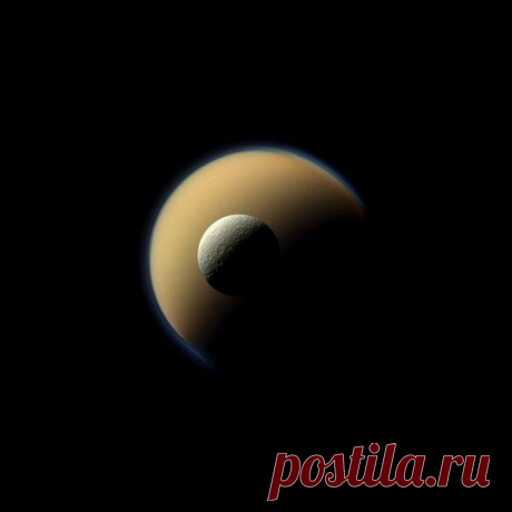 Спутники Сатурна Титан и Рея в съемке аппарата Кассини / Физика невозможного!