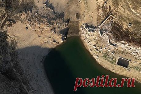 Климатолог рассказал об угрозе сокращения водных ресурсов в Европе. Изменения климата могут привести к сокращению водных ресурсов на юге Европы, рассказал в разговоре с «Лентой.ру» климатолог, заместитель директора Института физики атмосферы имени А. М. Обухова РАН Александр Чернокульский. Он объяснил, что это может произойти из-за сокращения осадков в регионе.