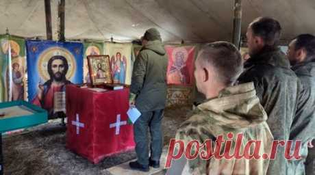 Полевой православный и буддийский храмы организовали для военных в зоне СВО. На Южно-Донецком направлении недалеко от линии боевого соприкосновения для военнослужащих группировки войск «Восток» организовали полевой православный храм и буддийский дацан. В любое время военнослужащие различных конфессий могут прийти в храм и обратиться к Богу. Военнослужащие благодарят командование и отмечают, что в зоне проведения СВО такие меры поддержки необходимы. Подробнее — в видео RT. Читать далее