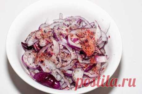 Один из самых простых и банальных рецептов, но очень вкусный. И всего один ингредиенты - это лук. И идеале, лук должен быть салатных сортов - белый или красный, но и из обычного репчатого тоже можно приготовить. Думаю, что данный рецепт совсем скоро побьет все рекорды у россиян, так как лук вроде - 23 марта - 43941507279 - Медиаплатформа МирТесен