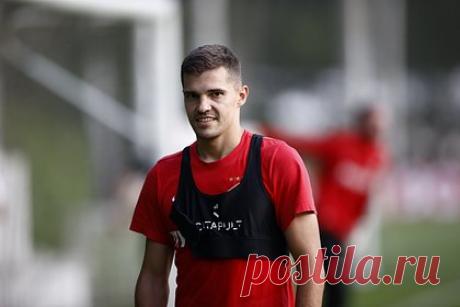 Футболист «Спартака» рассказал о нехватке еврокубков. Полузащитник московского «Спартака» Роман Зобнин оценил отстранение россиян от международных турниров. «Скучаю по международным матчам, мне не хватает еврокубков. К сожалению, сейчас такая ситуация. Надеюсь, до конца своей карьеры сыграю еще там», — признался футболист.