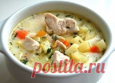 Нежнейший сырный суп с курицей
Ингредиенты:
Филе куриной грудки — 1 шт.
Морковь — 1 шт.
Картофель — 5 шт.
Сыр плавленый — 100 г
Вода — 2 л
Масло оливковое — 3 ст. л.
Лавровый лист — 1 шт.
Соль, перец — по вкусу
Зелень — по вкусу
Приготовление:
1. Нарезать морковь небольшими кубиками. Картофель нарезать небольшими кубиками. Филе куриной грудки нарезать кусочками среднего размера.
2. Обжарить нарезанное филе на оливковом масле в течение 7 минут. В кастрюлю налить воду, поместить в нее нарезанн