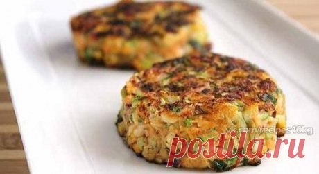 Крабовые котлетки с морковью и кабачками
70 ккал
Состав:
250 г крабового мяса
1 небольшой молодой кабачок
1 небольшая морковь
1 яйцо
несколько веточек укропа, петрушки, зеленого лука
1 ст. л. крахмала
1 ч. л. сладкого соуса чили
Соль, перец