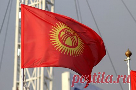 В Киргизии одобрили изменение дизайна флага. Комитет парламента Киргизии в первом чтении одобрил изменение дизайна флага республики. Принятый документ предполагает частичное изменение рисунка государственного флага. По словам одного из инициаторов законопроекта депутата Улана Примова, вместо волнообразной лучи примут форму, «четко напоминающую лучи солнца».