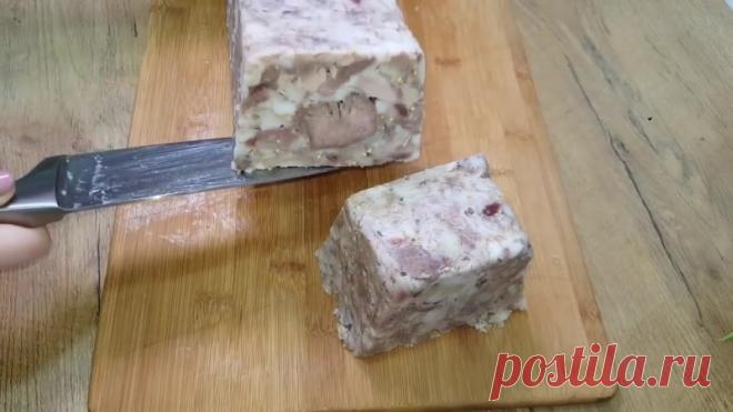 ЗЕЛЬЦ, САЛЬТИСОН из свиной головы!
ВИДЕОРЕЦЕПТ от Доброго повара

Нам нужно:
свиная голова (у меня весом коло 5 кг.)
языки - 2 шт.
мясо - 400гр. (по желанию)
чеснок - 1 головка (по вкусу)
горчица в зернах - 100гр. (по вкусу)
соль, перец - тоже пробуйте
можно добавить 5 гр. желатина.