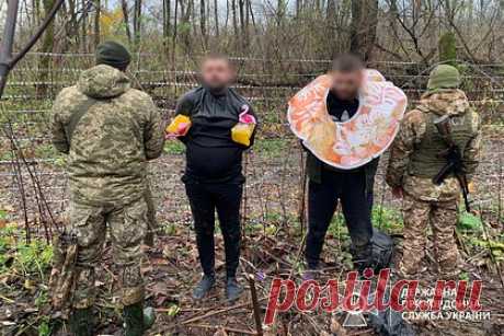 Украинцам не удалось уплыть в Румынию на надувных фламинго. Двое украинцев пытались сбежать в Румынию через горную реку, воспользовавшись детским надувным кругом и нарукавниками с розовыми фламинго. В сообщении пограничной службы Украины говорится, что мужчины пытались переплыть через реку Тиса, по которой пролегает граница двух стран.