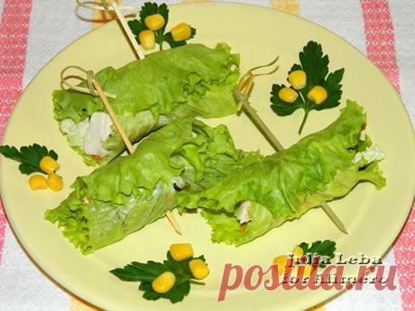 Закуска в листьях салата