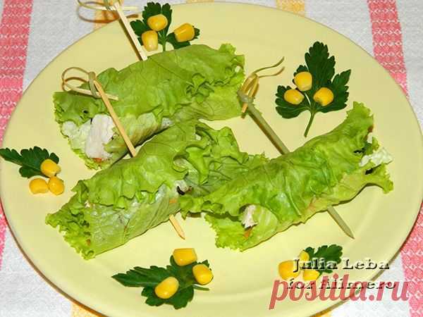 Закуска в листьях салата
