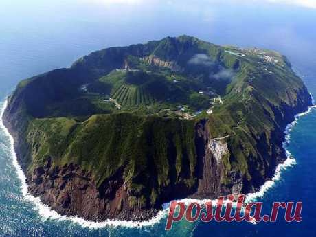 Остров Аогашима (Aogashima) принадлежит к архипелагу Ицу. Он является самым изолированным среди своих «соседей», к тому же, лежит южнее всех. Как бы это ни было странно, о-в находиться под юрисдикцией префектуры Токио (сам город отдален от этой местности на 300 км!)