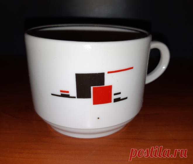 Кружка. Квадраты. Россия. Клеймо. Дулевский фарфоровый завод. 2007 год 
Высота : 50 мм. Диаметр верх / низ : 78 /62 мм. 

Цена : 150 руб. 

Купить сейчас : 

#КружкаКвадратыРоссия #КружкаКвадратыКлеймо #КружкаКвадратыДулевскийФарфоровыйЗавод #КружкаКвадраты2007год