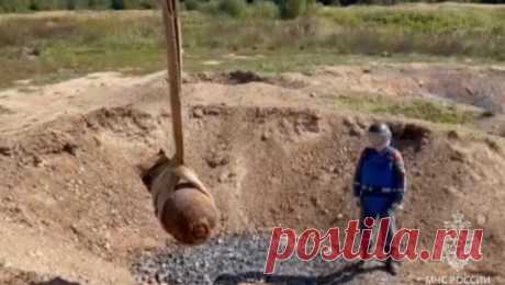 Авиабомбу весом 100 кг обезвредили российские пиротехники. В Калининградской области пиротехники обезвредили недавно обнаруженный боевой снаряд. Об этом сообщили в пресс-службе МЧС России. Авиабомбу случайно нашел местный житель недалеко от поселка Поваровка в Зеленоградском районе области 3 ...