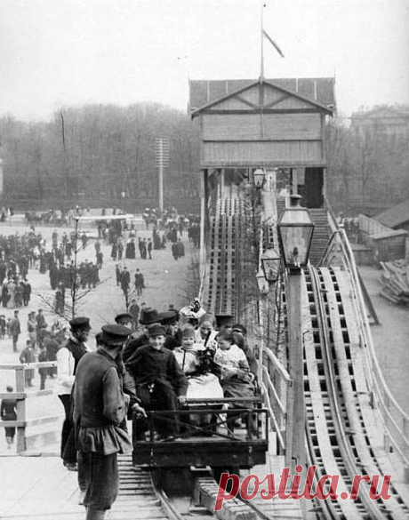 Почему во всем мире «Американские горки» называют «Русскими» «Американские горки», во всем мире называют «Русские горки». Самый первый такой аттракцион появился в 1885 году в парке развлечений, расположенном на полуострове Кони-Айленд (Нью-Йорк, США). Он назывался The Gravity Pleasure Road и представлял собой своеобразную увеселительную железную дорогу. Название «Русские горки» связано с традиционной зимней забавой жителей нашей страны – залихватски кататься на санках с покрытых снегом холмов.…