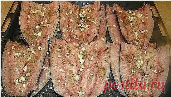 Рулет из скумбрии 

Такой рулет делают рыбаки в море из свежевыловленной рыбки. Свежевыловленная рыбка нам недоступна, поэтому будем делать из замороженной размороженной. 
Это очень вкусная закуска. Под пиво, водочку :oi: , с картошкой и просто так - этот рулет несомненно придется вам по вкусу. 
Для одного рулета нам понадобится: 
Скумбрия - 3 шт. 
Специи - соль 1-1,5 ч. ложки, молотый черный перец, лавровый лист - 1-2 крупных листа, чеснок - 3 зубчика. 
Чеснок мелко нарез...