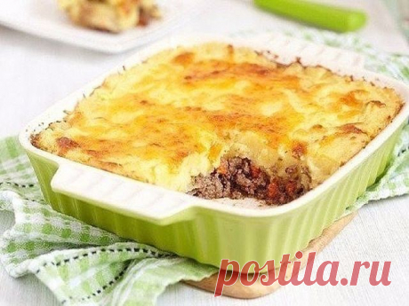 Запеканка с мясным фаршем и картофелем

Ингредиенты:

Говяжий фарш — 500 г
Картофель — 1 кг
Яйцо — 1 шт.
Молоко — 250 мл
Сливочное масло — 100 г
Лук репчатый — 1шт.
Сыр — 50 г
Соль, перец — по вкусу

Приготовление:

1. Почистить и отварить картофель в подсоленной воде. Слить воду, добавить 50 г сливочного масла и растереть в пюре.
2. Подогреть молоко и добавить в пюре. Размешать до получения однородной массы.
3. Почистить и мелко нарезать лук. Обжарить до золотистого цвета...