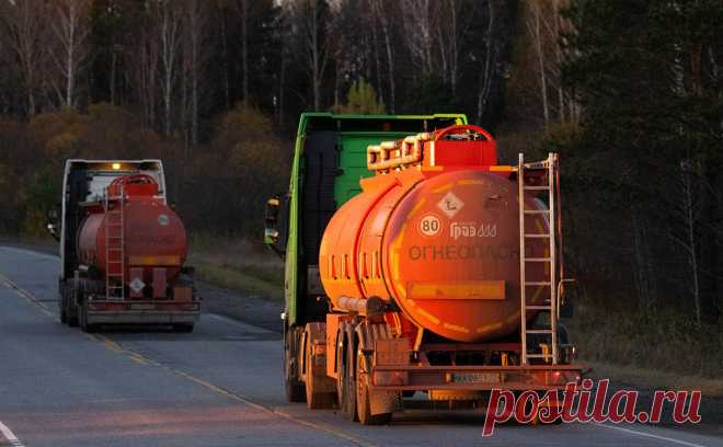 В Приморье удвоили число бензовозов из-за дефицита топлива. В Приморском крае за неделю вдвое — с 30 до более чем 60 — увеличено число бензовозов, задействованных в ликвидации нехватки топлива на АЗС региона, сообщили в пресс-службе краевого минэнерго.