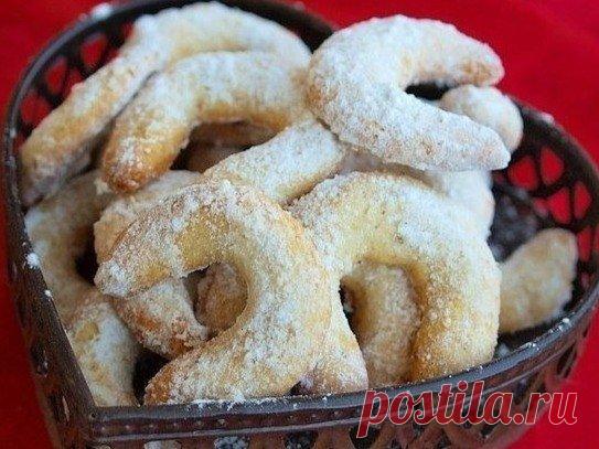 Очень и очень вкусные, рассыпчатые, тающие во рту ванильные рогалики

Это потрясающе вкусное печенье. Ароматное, рассыпчатое печенье в тающей пахнущей ванилью сахарной пудре – это просто невероятно вкусно. Очень советую попробовать. Оно просто не может не понравится.

Готовое печенье храним в жестяной или стеклянной банке.

Ингредиенты на 60 шт:
- 200 г сливочного масла
- 65 г сахарной пудры
- 10 г сахарной пудры с натуральной ванилью
- 1 яйцо
- 180 г муки
- 200 г смолотог...