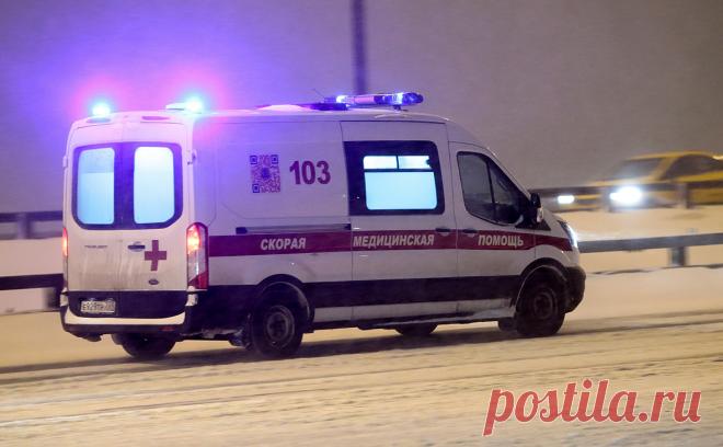 Два человека пострадали при падении подъемника автосервиса в Подмосковье. В тюнинг-сервисе «Москва» на Можайском шоссе в Подмосковье с высоты третьего этажа сорвался внешний подъемник для подъема и спуска оборудования, в результате пострадали двое рабочих, сообщили РБК в пресс-службе ГУ МЧС по Москве.