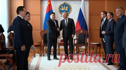 «Должны развивать самые разные форматы»: Володин выступил за укрепление сотрудничества с Монголией. Председатель Государственной думы Вячеслав Володин в ходе встречи с председателем государственного хурала Монголии Гомбожавын Занданшатаром заявил, что Россия и Монголия должны развивать сотрудничество в разных сферах. По его словам, два государства являются соседями и это ко многому обязывает. Также Володин призвал развивать самые разные форматы сотрудничества: межрегиональный, приграничный, а…