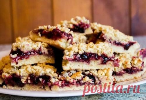 Кудрявый пирог с любым вареньем. - Журнал Советов 2 куриных яйца. 3 стакана муки. 200 грамм маргарина или сливочного масла. 1 стакан сахара. Немного на кончике ножа ванилина. 1 чайная ложка разрыхлителя для теста. 200 грамм варенья. Как готовить: 1. мы растапливаем на водяной бане маргарин или сливочное масло. Охлаждаем его. Ставим разогреваться до 200 градусов духовку. Высыпаем в миску сахар, выливаем к […]