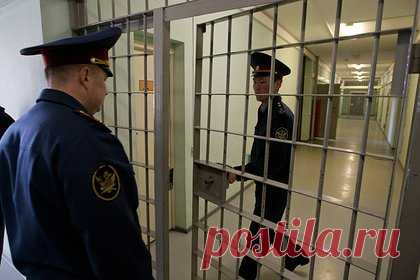 Ранее судимому россиянину дали почти два года за нападение на полицейского. В Надыме суд приговорил к 1 году и 11 месяцам лишения свободы 42-летнего ранее судимого местного жителя за нападение на полицейского. 10 ноября 2021 года пьяный фигурант приехал на заседание районной комиссии по делам несовершеннолетних и защите их прав. Его хотели привлечь к ответственности.