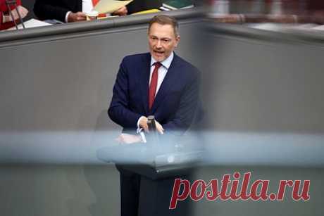 Германия призвала Францию и Британию к сотрудничеству по ядерному сдерживанию. Правительство Германии выступает за расширение сотрудничества с Францией и Великобританией по ядерному сдерживанию после заявлений экс-президента США Дональда Трампа по НАТО. С таким призывом в статье для газеты Frankfurter Allgemeine Zeitung выступил министр финансов ФРГ Кристиан Линднер.