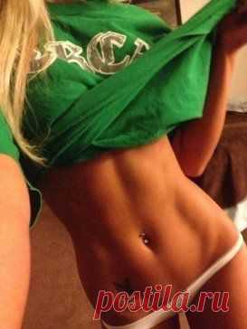 Втянуть живот 

Это движение заставит работать мышцу, ответственную за плоский живот.