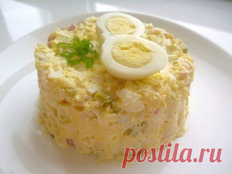 Салат из курицы с соленым огурцом

Ингредиенты:
- 1 отварная куриная грудка
- половинка красного лука
- 100 гр твердого сыра
- 3 отварных яйца
- 2 соленых огурца
- майонез

Нарезать все ингредиенты, добавить майонез, смешать. Салат готов!
•••