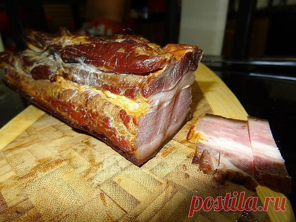 ПРАЖСКОЕ САЛО В ПАКЕТАХ - НУ ОЧЕНЬ ВКУСНО! 

Это фирменный рецепт. Только в одном месте в Праге готовят это ВКУСНЕЙШЕЕ блюдо. Этот рецепт был взят у самого шеф-повара кафе, которое за счет этого вкуснейшего рецепта и живет! И к ним едет весь город отведать это блюдо. Обязательно попробуйте приготовить!

 Ингредиенты:
свиная грудинка-1.5кг.
чеснок-1-2головки.
чёрный перец крупного помола
приправа для свинины
соль

 Как приготовить:
Свиную грудинку разрезать на куски .
Чесно...