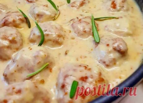 Фрикадельки в сливочном соусе.
Ингредиенты:
-Куриный фарш - 0.5 кг
-Свиной фарш - 0.5 кг
-Рис отварной - 150-200 гр.
-Грибы для запаха- 100 гр.
-Сливки - 0.25 л
-Мука - 2 ст л
-Лук - 1 шт.
-Чеснок - 2-3 зубчика
-Соль, перец, лавровый лист.