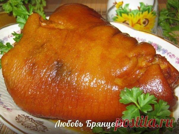 РУЛЬКА ПО-НЕМЕЦКИ
автор Любовь Брянцева

Мы думаем, что в домашней кухне рульку приготовить сложно, да и принято ее заказывать только в немецких или чешских ресторанах, но это совсем не так. Я приготовила это блюдо по немецкому рецепту, хотя и внесла некоторые коррективы, но это, просто улучшило ее вид и вкус.

Продукты: 1 рулька - 1,3 кг, 1 бутылка темного пива – 0,5 л, 1 небольшая головка чеснока, 1 луковица с шелухой, горстка луковой шелухи.

Из посуды, для приготовлени...