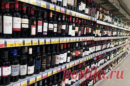 В России предложили продавать алкоголь онлайн по QR-кодам. Бизнес предлагает легализовать продажи всего спиртного в сети в России. Для покупки россиянами алкоголя в сети онлайн-торговля предлагает использовать двухфакторную идентификацию. План предполагает прохождение подтверждения личности с помощью «Госуслуг», затем получение QR-кода и предъявление его курьеру при доставке.