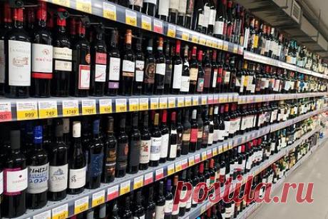 В России предложили продавать алкоголь онлайн по QR-кодам. Бизнес предлагает легализовать продажи всего спиртного в сети в России. Для покупки россиянами алкоголя в сети онлайн-торговля предлагает использовать двухфакторную идентификацию. План предполагает прохождение подтверждения личности с помощью «Госуслуг», затем получение QR-кода и предъявление его курьеру при доставке.