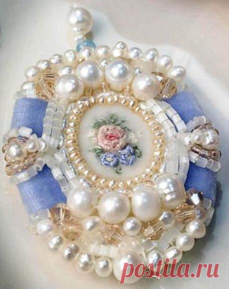 Вышитая брошь с жемчугом