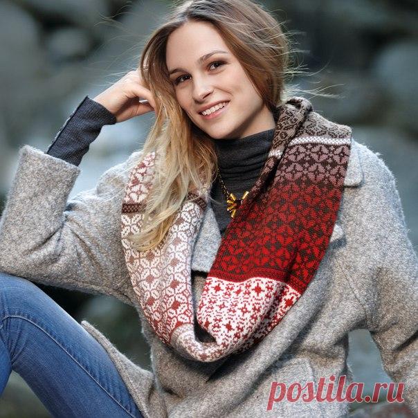 Вязаный снуд с жаккардовыми узорами. Этот снуд не только согреет в холодную погоду, но и украсит свою хозяйку.
