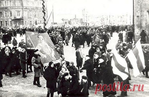 Современная белорусская оппозиция активно пользуется бело-красно-белым флагом, или, как они сами его называют "бела-чырвона-белы сцяг". Оказывается, в годы Великой Отечественной войны этот символ заработал совсем не добрую славу.