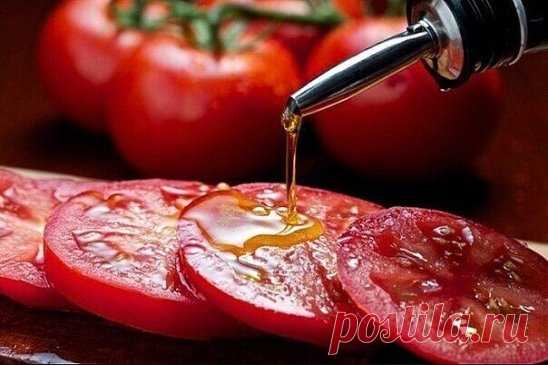 ПРОДУКТЫ - ПАРТНЁРЫ
1. Яйца + помидоры (яйца + лук) = вечная молодость
Самое полезное - сделать из этих продуктов яичницу-глазунью на растительном масле. Лук и помидоры богаты содержанием селена, который играет важную роль в развитии половой системы организма. Это вещество правильно усваивается в сочетании с витамином Е, который в свою очередь содержится в яйцах и растительном масле. При этом нужно употреблять продукты с содержанием этих минералов одновременно. Поэтому яичница с луком или тома