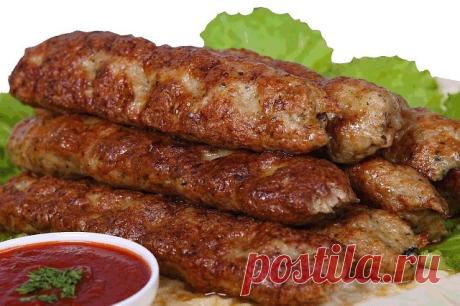 ЛЮЛЯ-КЕБАБ (ЛЁГКИЙ РЕЦЕПТ, БЫСТРО И ВКУСНО). 

Ингредиенты: 

Мясной фарш - 500 гр 
Лук репчатый - 2 шт. 
Соль, специи по вкусу. 

Приготовление: 

Лук почистить, пропустить через мясорубку, смешать с мясным фаршем. Посолить, добавить истолченных специй - черного перца, зиры, кардамона. Пальцами тщательно в течение 7-10 минут вымешивать, а затем еще минут 10 отбивать фарш, ударяя его о доску. Убрать в холодильник на 30 минут. Потом разделить на равные порционные части, и к...