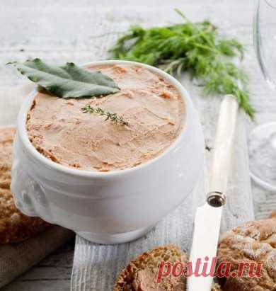 Куриный паштет: идеальный перекус! 
на 100грамм - 102.77 ккалБ/Ж/У - 21.09/1.66/0.82 
Ингредиенты: 
Куриная грудка 4 штуки 
Молоко обезжиренное 200 мл 
Яичный белок 3 шт. 
Специи по вкусу 
Приготовление: 
1. С грудок удалите кожицу, жир и дважды пропустите через мясорубку. 
2. Переложите фарш в миску и залейте ледяной водой. 
Затем добавьте взбитые яичные белки и охлажденное молоко. Хорошенько перемешайте и добавьте специи. 
3. Переложите массу в глиняный горшок, накрыв его промасленным пергам