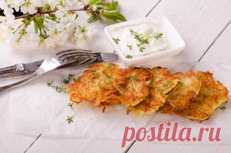 Картофельные драники с куриным фаршем - KitchenMag.ru Чтобы драники получилось очень питательными, можно приготовить их с мясной начинкой. Советуем попробовать куриный фарш.
