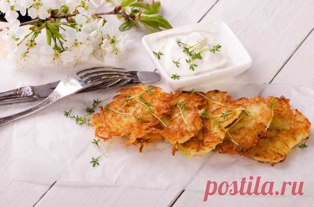 Картофельные драники с куриным фаршем - KitchenMag.ru Чтобы драники получилось очень питательными, можно приготовить их с мясной начинкой. Советуем попробовать куриный фарш.