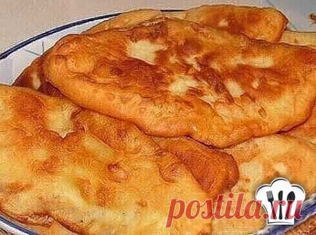 Тонкие пирожки с картошкой "Крестьянские" - Вкус.... Просто не передать словами! 

Бархатистое тонкое тесто с толстым слоем картофельной начинки. Нежнейшими получаются и тесто, и начинка.... 
Самые простые крестьянские ингредиенты, но пирожки просто тают во рту! Настолько получаются тоненькие и мягкие.  

для теста: 

1 стакан теплого картофельного отвара 
1 чайная ложка сухих дрожжей 
1 столовая ложка сахара 
0,5чайной ложки соли 
2,5 стакана муки 

для начинки: 

6-7 сре...