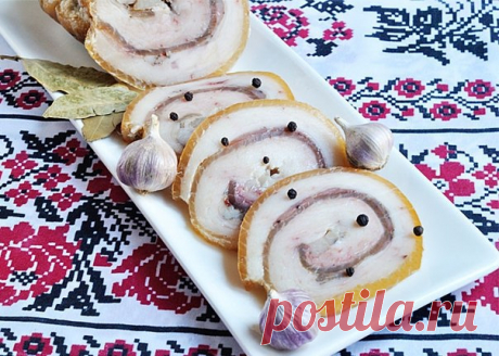 Рулет из домашнего сала.

Как приготовить вкусное сало дома? А Вы пробовали рулет из сала? Это просто, вкусно, пикантно и так по-украински! Отличная отдельная закуска или сытный вариант бутерброда.
Для того, чтобы приготовить рулет из сала, нужно само сало! Идем на рынок! И на рынке покупаем самое недорогое сало. Да-да, нам не нужны красивые куски, а нужно тонкое сало.
Показать полностью...