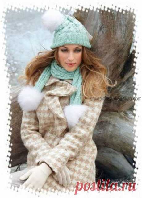 Шапка и шарф с меховым помпоном Шапка и шарф с меховым помпоном спицами. Зимний комплект шапка и шарф узором коса Размеры: шарф: ширина 17 см х длина 108 см (без помпонов), шапка; окружность 40 см Вам потребуется: пряжа (70% альп…