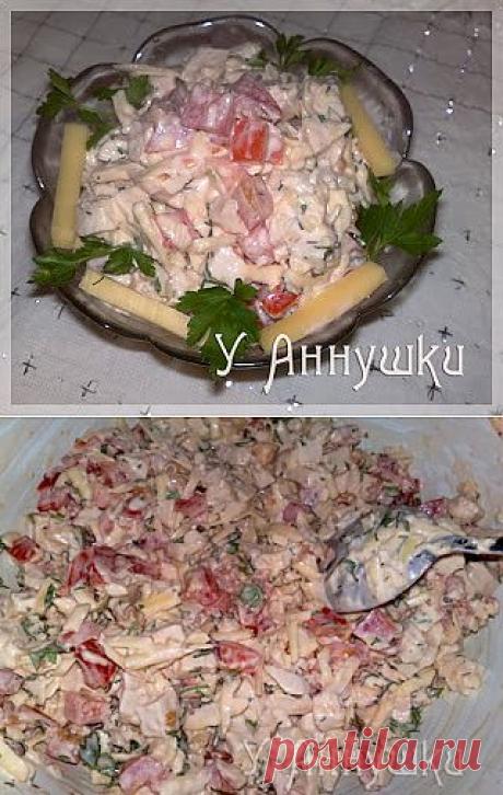 У Аннушки: Салат с курицей, сыром и помидорами.