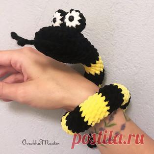 Змейки амигуруми. Схемы и описания для вязания игрушек крючком! Бесплатный мастер-класс от Ирины Кузнецовой по вязанию плюшевой змейки крючком. Размер вязаной игрушки примерно 41 см. Для изготовления такой длинной…