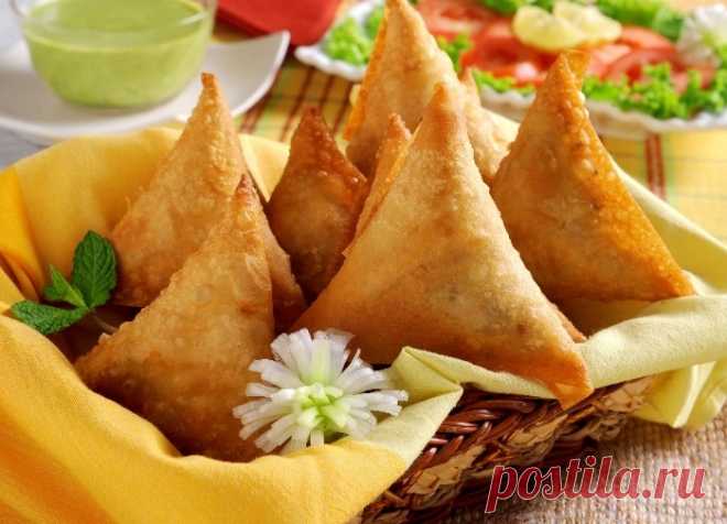 Хрустящие вкуснейшие пирожки самоса с начинкой всего за 40 минут - На Кухне Сегодня мы подскажем Вам, как приготовить хрустящие вкуснейшие пирожки – самосы с великолепной картофельной начинкой. Тесто получается пузырчатое тонкое и очень