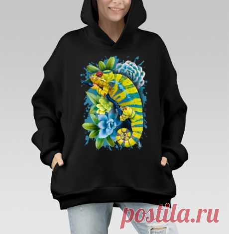 Женская худи с принтом на тему природы, а именно с хамелеоном.