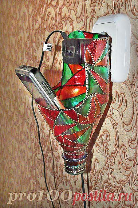Подставка из пластиковой бутылки для зарядки телефона